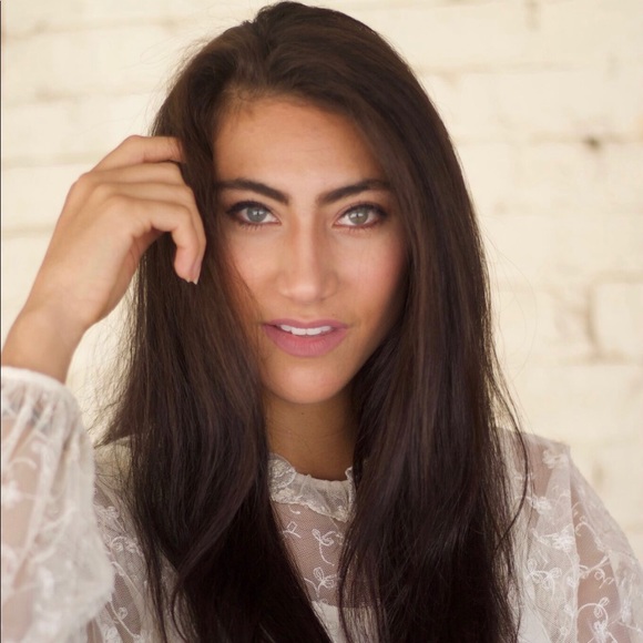 Meet your Posher, Stephanie 🌞 HI sunshines! - Picture 7 of 8